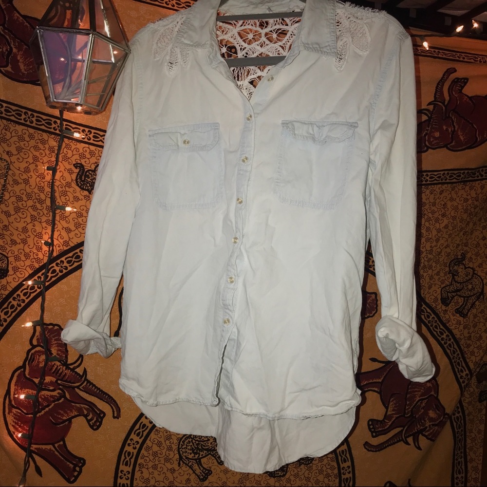 CROCHET LIGHT WASH CHAMBRAY BLOUSE